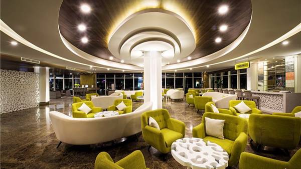 Lobby Bar nằm ngay trong khuôn viên tiền sảnh của khách sạn, là sự lựa chọn dành cho khách hàng check in sớm hay trễ, khách check out chờ xe ra sân bay hoặc đang có nhu cầu đợi bạn hay tiếp khách. 