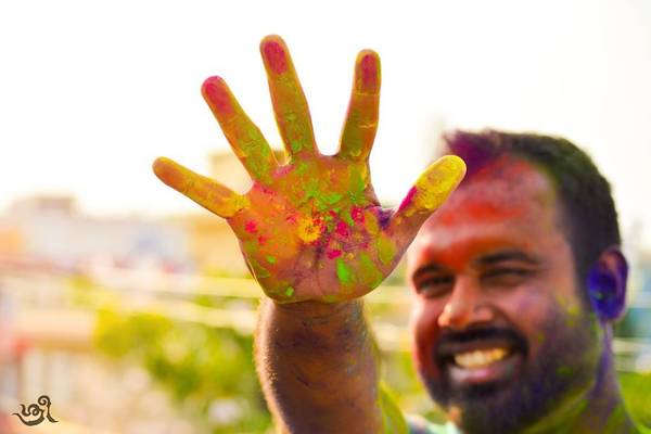Lễ hội Holi chính thức được bắt đầu vào buổi sáng hôm sau và mọi người chơi đùa với màu sắc. Ai ai cũng nắm trong tay bột màu khô hoặc các quả bóng có chứa dung dịch màu để ném và phun màu vào những người khác. Ảnh: _sreesh_