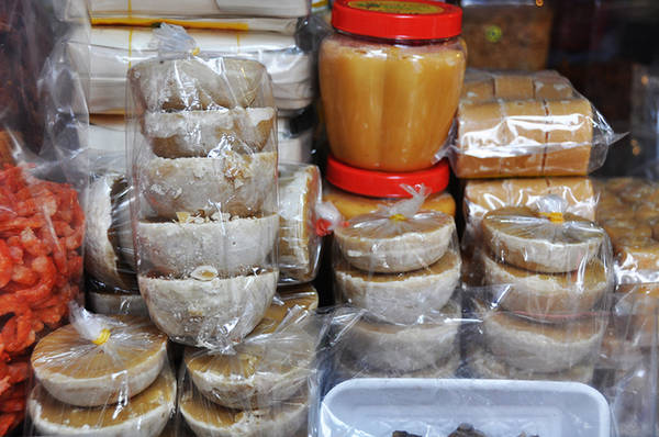 Ngoài khô mắm, đường thốt nốt cũng được nhiều tiểu thương bày bán. Thành lập từ hơn 20 năm nay, chợ Campuchia Lê Hồng Phong là chợ duy nhất tập trung tất cả các mặt hàng thực phẩm của Campuchia. Tiểu thương của chợ hầu hết là người Việt từng sang sinh sống tại Campuchia hoặc người Việt gốc Khơ Me.