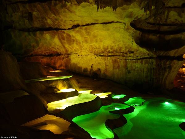 Hồ trong hang động La Grotte de St Marcel d’Ardèche giống như hồ nước nóng Pamukkale ở Thổ Nhĩ Kỳ.