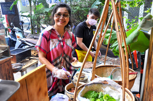  Nghệ sĩ Xuân Hương bên gian bếp của mình.