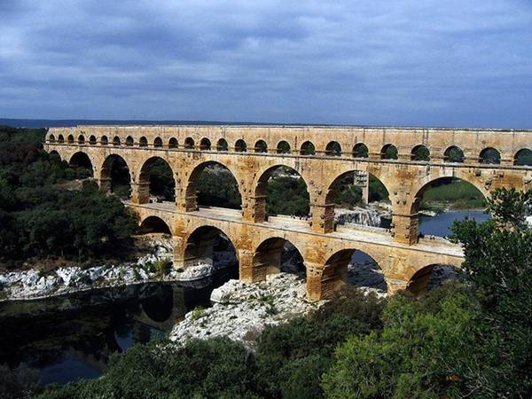 Cầu máng cổ La Mã với tên gọi Pont du Gard, bắc qua sông Gardon ở Pháp.