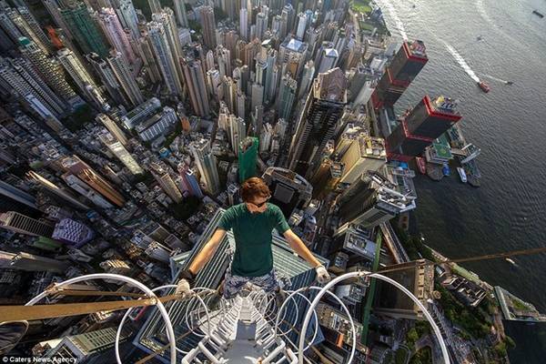 Treo mình trên tòa tháp The Center, tòa nhà cao thứ 5 của Hong Kong.