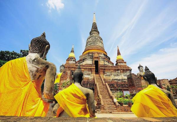 Chỉ cách thủ đô Bangkok về phía Bắc khoảng 80 km và mất hơn 1 giờ đi xe, sẽ đến với cố đô Ayutthaya với những khu đền, tháp cổ màu đỏ gạch đặc trưng, được Unesco công nhận là di sản văn hóa thế giới vào năm 1991. Ảnh:cbstravelasia/instagram