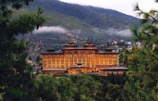 Khách sạn cao cấp: Năm 2015, rất nhiều khách sạn cao cấp của Bhutan đã được đầu tư xây dựng và đi vào hoạt động nhằm phục vụ cho du khách quốc tế. Bạn có thể chọn khách sạn Taj, Six Senses hay Le Meridiens làm điểm dừng chân trong chuyến đi của mình. Các dịch vụ nghỉ dưỡng chất lượng cao tại những khách sạn này chắc chắn sẽ giúp bạn cảm thấy thoải mái nhất.