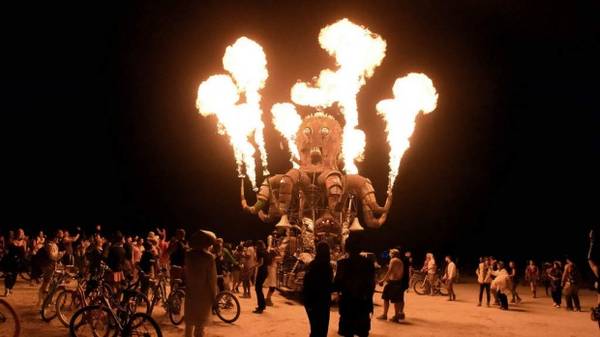 Burning Man là một lễ hội đầy tính văn hoá, là sân chơi của các nghệ sĩ thế giới đến từ mọi lĩnh vực.