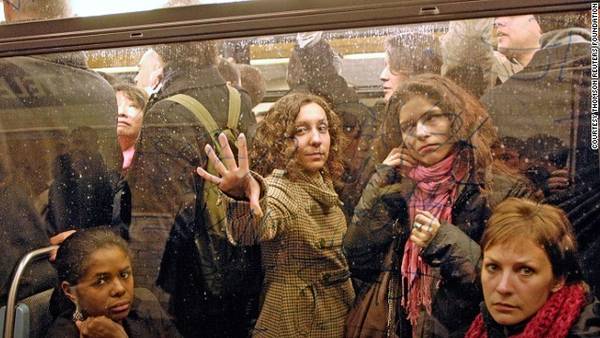 Theo báo cáo, 85% phụ nữ ở Paris không tin các hành khách đi cùng sẽ ra tay giúp đỡ nếu họ gặp rắc rối. 