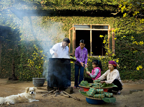 Một gia đình Việt đang quay quần bên nồi bánh chưng ngày Tết. 