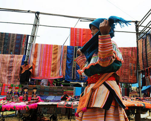 Những tấm khăn thổ cẩm rực rỡ sắc màu được bày bán rất nhiều ở các chợ vùng cao.
