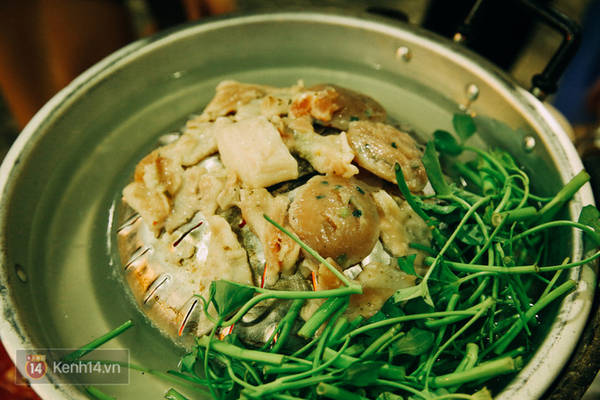 Vỉ nướng thịt được gắn liền với phần nước súp lẩu, vì vậy sẽ giúp phần nước thịt nướng chảy xuống tạo thêm vị ngọt.