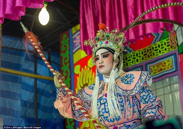 Nghệ nhân opera Trung Quốc biểu diễn tại đền Goddess Of Mercy, đảo Penang, George Town, Malaysia.