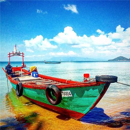 Những chiếc thuyền đơn sơ đưa bạn "thoát khỏi" cuộc sống nhộn nhịp để về với vùng đảo bình yên. (Ảnh: Instagram)