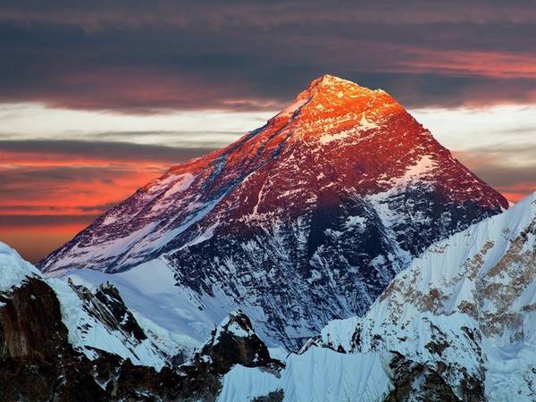 Ngồi máy bay trực thăng để tới chân núi Everest, nơi du khách được ăn bữa sáng ở Yeti Mountain Home, một trong các nhà nghỉ cao nhất thế giới. Du khách đặt được tour này thông qua các công ty như Nepal Myths hay Mountain Trails.