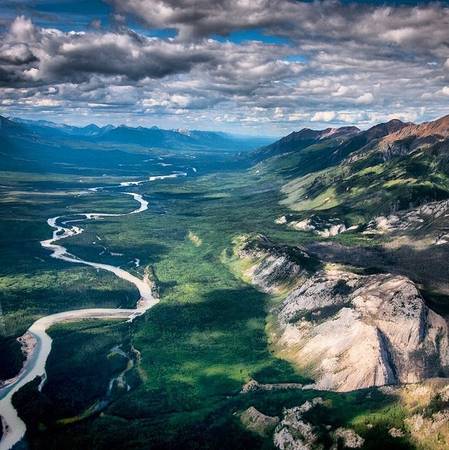 Gary Arndt (@everythingeverywhere) đã đi qua 100 nước. Trong ảnh anh đang bay qua dãy núi Bắc Rocky ở British Columbia.