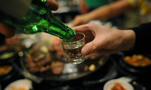 “Rủ rê” nhân viên uống rượu Nhiều công ty lớn trên thế giới luôn hạn chế nhân viên của họ trong việc ăn uống, trong khi ở Hàn Quốc thì ngược lại. Nhiều ông chủ thường hay “lôi kéo” và mời nhân viên của mình đến quán để thưởng thức. Vì thế rượu soju trở thành mặt hàng bán chạy nhất thế giới trong suốt 11 năm liền.