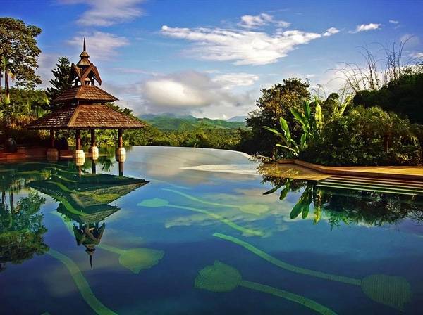  17. Cùng toạ lạc tại Thái Lan nhưng bể bơi khách sạn The Racha Island Resort lại mang thiết kế hiện đại.