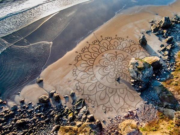 Người đàn ông này đã sáng tác những bức tranh cát được hơn 10 năm, địa điểm là tại các bãi biển, khi thủy triều rút xuống.