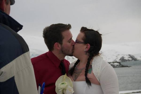 Tổ chức lễ cưới và trao nhau nụ hôn kỷ niệm ở châu Nam Cực