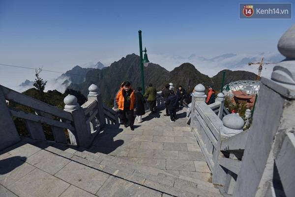 Sau khi đi cáp treo, du khách sẽ leo 600 bậc thang nữa để tới đỉnh Fansipan.