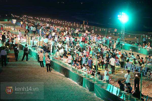 Du lich Vung Tau - Toàn cảnh bàn tiệc siêu dài lần đầu tiên được tổ chức tại Việt Nam.