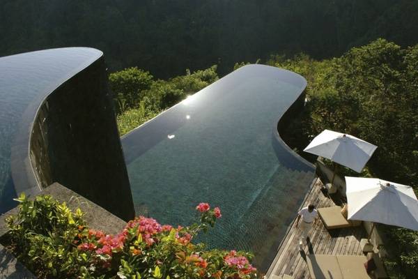 8. Bể bơi hai tầng tại The Ubud Hanging Gardens Hotel, Bali gây ấn tượng nhờ rừng cây xanh rộng lớn bao quanh.