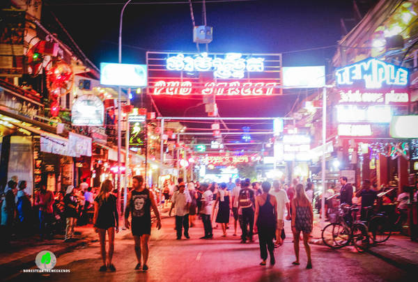Hàng đêm Pub Street là nơi tụ họp của rất đông khách du lịch nước ngoài đến Siem Riep. Ảnh: norestfortheweekends.com