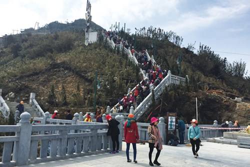 Hành trình chinh phục 600 bậc thang để lên đỉnh Fansipan