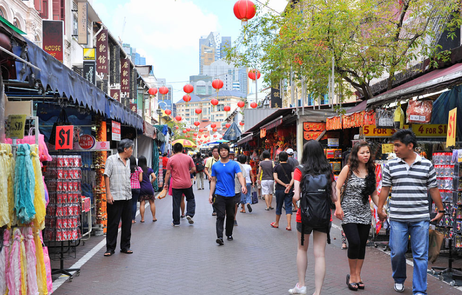  Đến du lịch Singapore, ghé thăm khu chợ đường phố Chinatown du khách sẽ như quay trở về với quá khứ khi nhìn thấy những món đồ đến từ quá khứ lẫn với các mặt hàng hiện đại. Ảnh: Singapore-guide.com