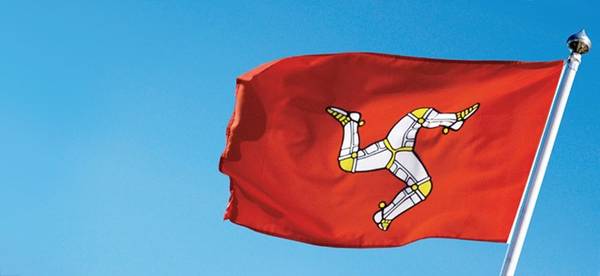 Nằm giữa Great Britain và Ireland, đảo Man là khu tự trị phụ thuộc hoàng gia Anh, nổi tiếng với lá cờ lạ lùng.
