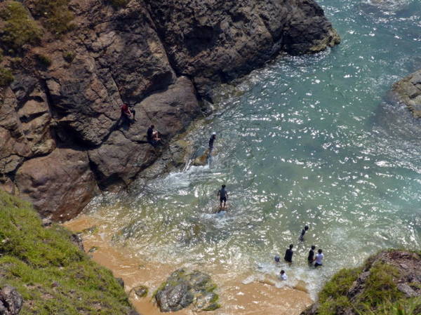 Rất nhiều bạn trẻ chọn tắm biển trong những hố nước tự nhiên rất đẹp và an toàn - Ảnh: Nguyễn Thành Giang