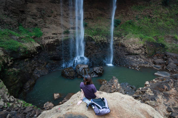 Dưới chân thác Đắk G’lun có những mỏm đá tuyệt đẹp để du khách ngồi ngắm cảnh - Ảnh: Tiến Thành