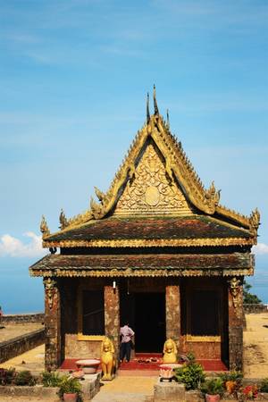 Wat Sampov Pram còn được gọi là chùa 5 thuyền, tọa lạ trên cao nguyên Bokor (hay núi Tà Lơn), tỉnh Kampot. Công trình do vua Monivong xây dựng vào năm 1924 với mục đích lễ bái và cầu nguyện mỗi khi du ngoạn Bokor.