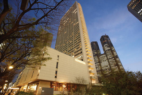 Khách sạn Keio Plaza Hotel tọa lạc tại số 2-2-1 Nishi-Shinjuku, Shinjuku-ku, Tokyo 160 – 8330 nằm ở vị trí rất tiện lợi cho các khách doanh nhân lẫn khách du lịch thuần túy, muốn đi tham quan các thắng cảnh của Tokyo.
