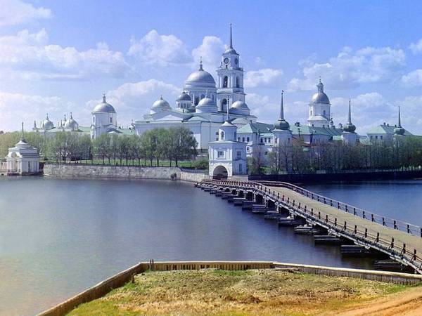 Tu viện Thánh Nil nằm trên đảo Stolobnyi, bên hồ Seliger được xây dựng vào năm 1528. Đây là một trong những tu viện lớn và hoành tráng nhất của Đế chế Nga trong những năm 1600. Sau khi đóng cửa năm 1927, nơi đây trở thành nhà thờ của Giáo hội chính thống Nga vào năm 1990.