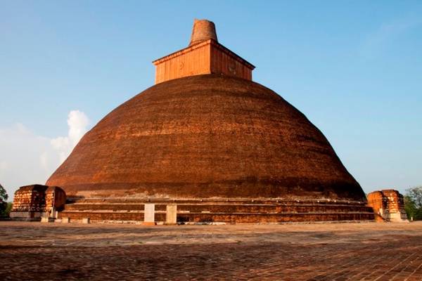 Tháp xá lị này nằm trong di tích của tu viện Jetavana ở Anuradhapura