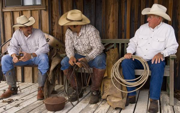 Mũ cao bồi kết hợp với đôi boot là phục kiện không thể thiếu của những người đàn ông vùng Texas.