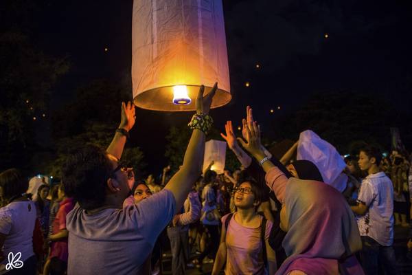  Người dân địa phương tham gia lễ hội thả đèn trời ở Chiang Mai.