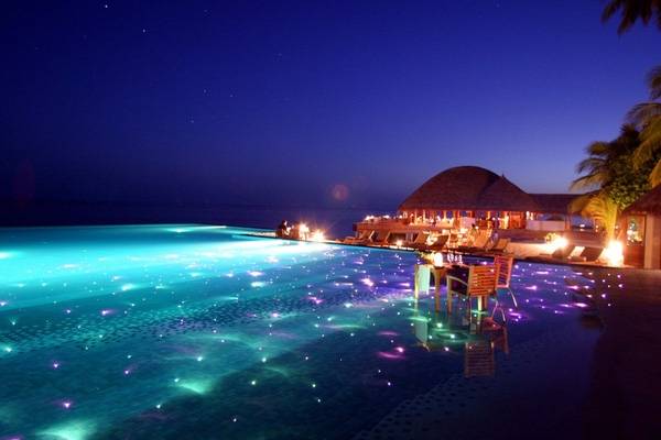 6. Nếu có cơ hội đến thăm thiên đường mặt đất Maldives thì đừng bỏ qua bữa tối kỳ diệu trên mặt nước tại The Huvafen Fushi Resort nhé.