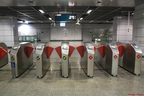 Trước khi bước vào các trạm tàu điện ngầm, bạn cần đặt thẻ lên mặt trên của một trong các cửa soát vé tự động.