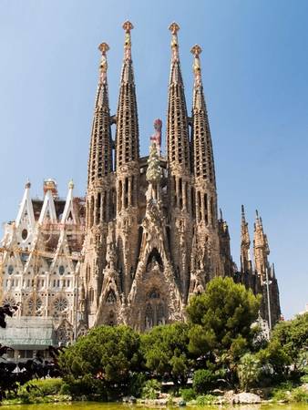  Nhà thờ Sagrada Familia trực diện. (Ảnh: Rainer Walter Schmied)