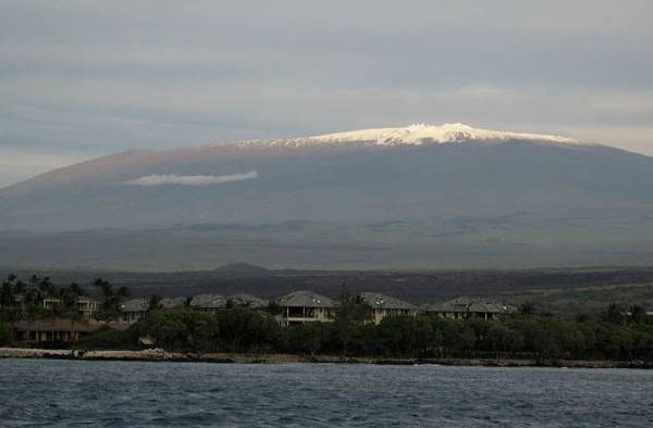 Dù đỉnh của Everest ở vị trí cao hơn so với mực nước biển, Mauna Kea, một núi lửa đã ngừng hoạt động ở Hawaii, đang giữ kỷ lục là ngọn núi cao nhất thế giới.