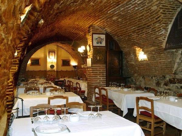 Nhà hàng có 4 tầng và một quán rượu bài trí theo kiểu Tây Ban Nha, gồm 3 phòng ăn: hầm rượu vang, phòng Castilla và phòng Felipe IV. Ảnh: Yelp.