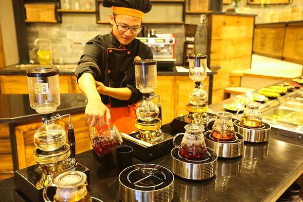Ở giữa phòng chính là nơi trưng bày các loại trà của thành phố Đà Lạt: trà hoa cúc, trà ôlong, trà atiso, trà trái nhàu, trà linh chi, cà phê và nước cốt các loại. Khu vực này thường thu hút người lớn tuổi và những người yêu thích trà. 