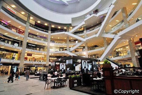 Kuala Lumpur có các tổ hợp mua sắm rộng hàng trăm nghìn m2, với vô vàn chủng loại hàng hóa, từ hàng hóa cao cấp mới nhất tới từ các thương hiệu nổi tiếng thế giới, đến các mặt hàng thủ công mỹ nghệ của Malaysia. Du khách có thể dễ dàng tìm được các món đồ ưng ý ở Fahrenheit 88, IOI City Mall, Pavilion Kuala Lumpur, SOGO Kuala Lumpur, Sunway Putra Mall... Ảnh: Kuala-lumpur.