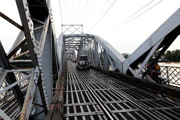 Thời xưa, c ầu Ghềnh là công trình lớn có tầm cỡ ở xứ Nam kỳ. Ngày nay, đây vẫn là cây cầu quan trọng của tuyến đường sắt Bắc Nam. Khi cầu bị sà lan đâm sập vào ngày 20/3, tàu đã không thể vào ga Sài Gòn. Ảnh: HuuThanh.