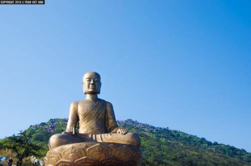  Tượng Phật hoàng bằng đồng rất lớn trên núi Yên Tử. Ảnh: Trần Việt Anh