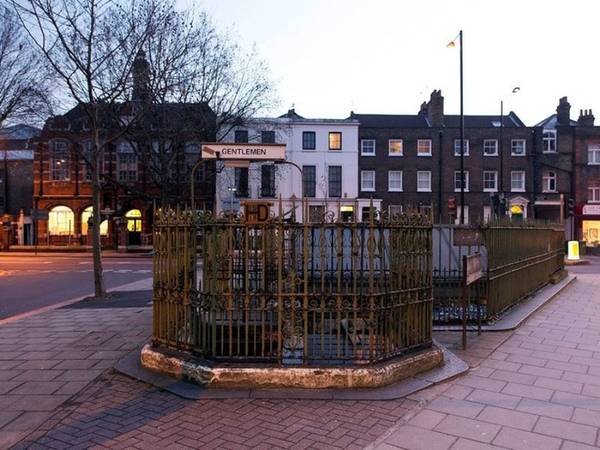 Một nhà vệ sinh công cộng cổ nằm trên đường Grange, khu Bermondsey, phía nam London. Nơi này thậm chí còn được chuyển đổi và xây thành một quán bar.