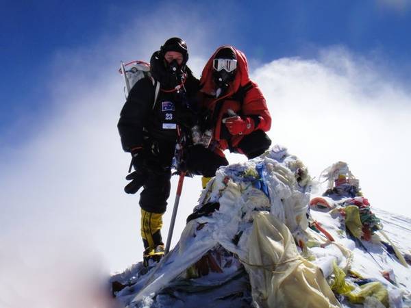Vài năm trước có một cặp đôi người Nepal tổ chức lễ thành hôn trên đỉnh Everest