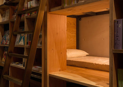 Giường ngủ đặc biệt xếp kín đáo sau từng chiếc kệ. Mỗi phòng ngủ rất nhỏ chỉ có kích thước từ 1,6 đến 2,4 m2. Một số phòng khách phải dùng thang để leo lên.