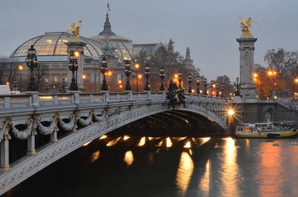 Cầu Pont Alexandre III vắt qua dòng sông Seine ở Paris, Pháp.
